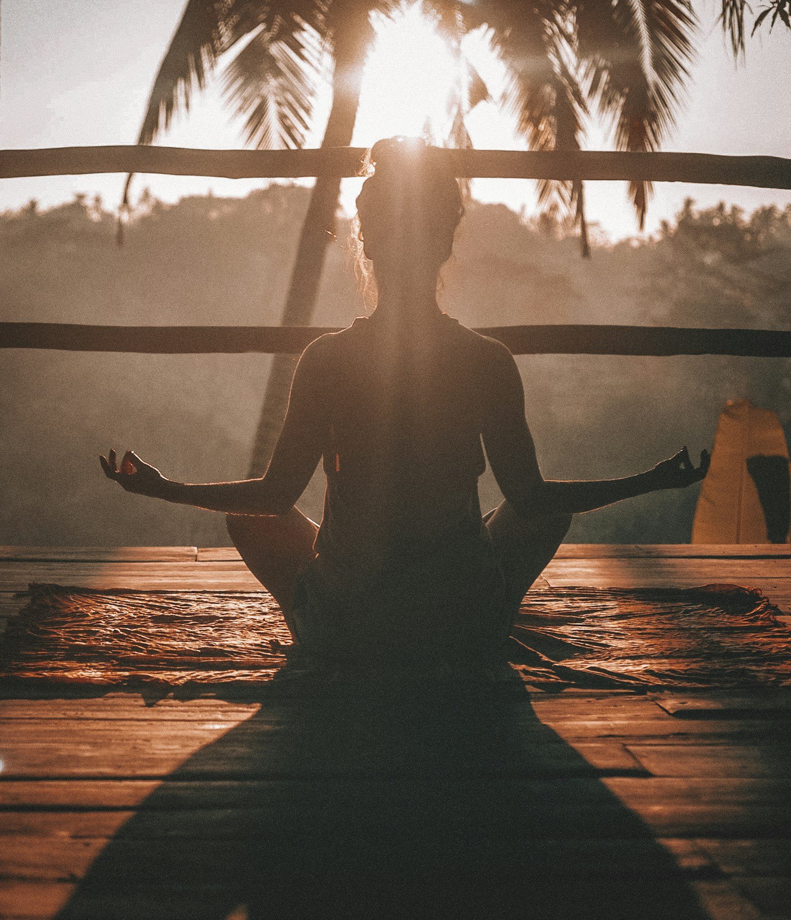 Silhouette en méditation face au soleil levant