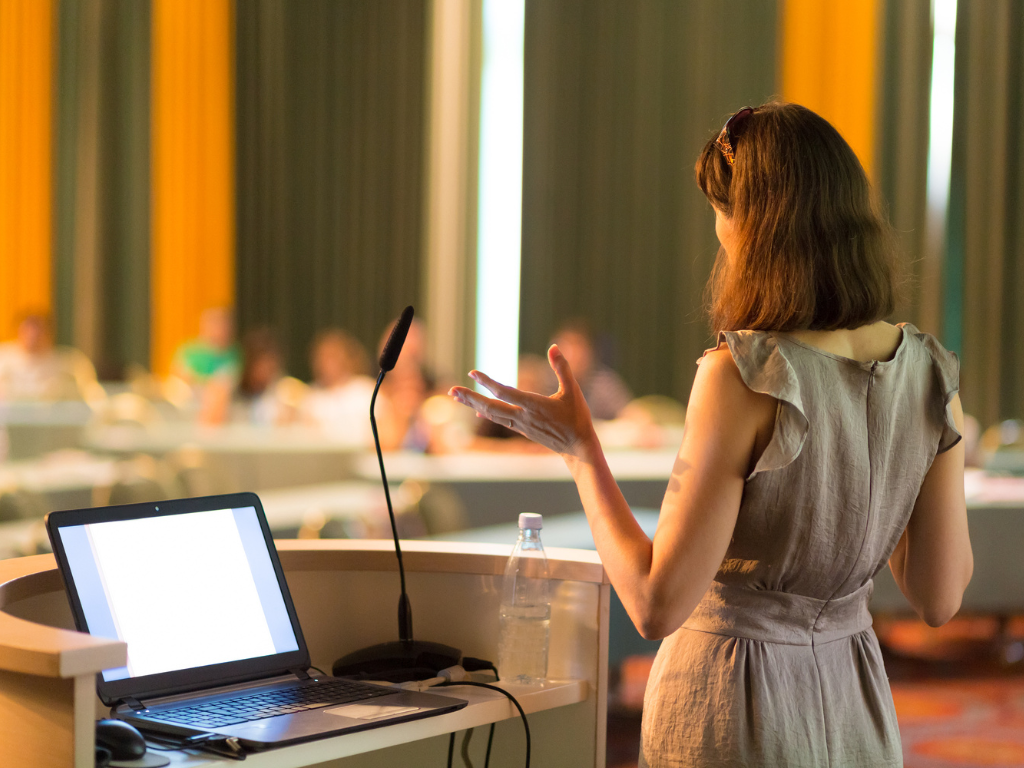 femme conférence