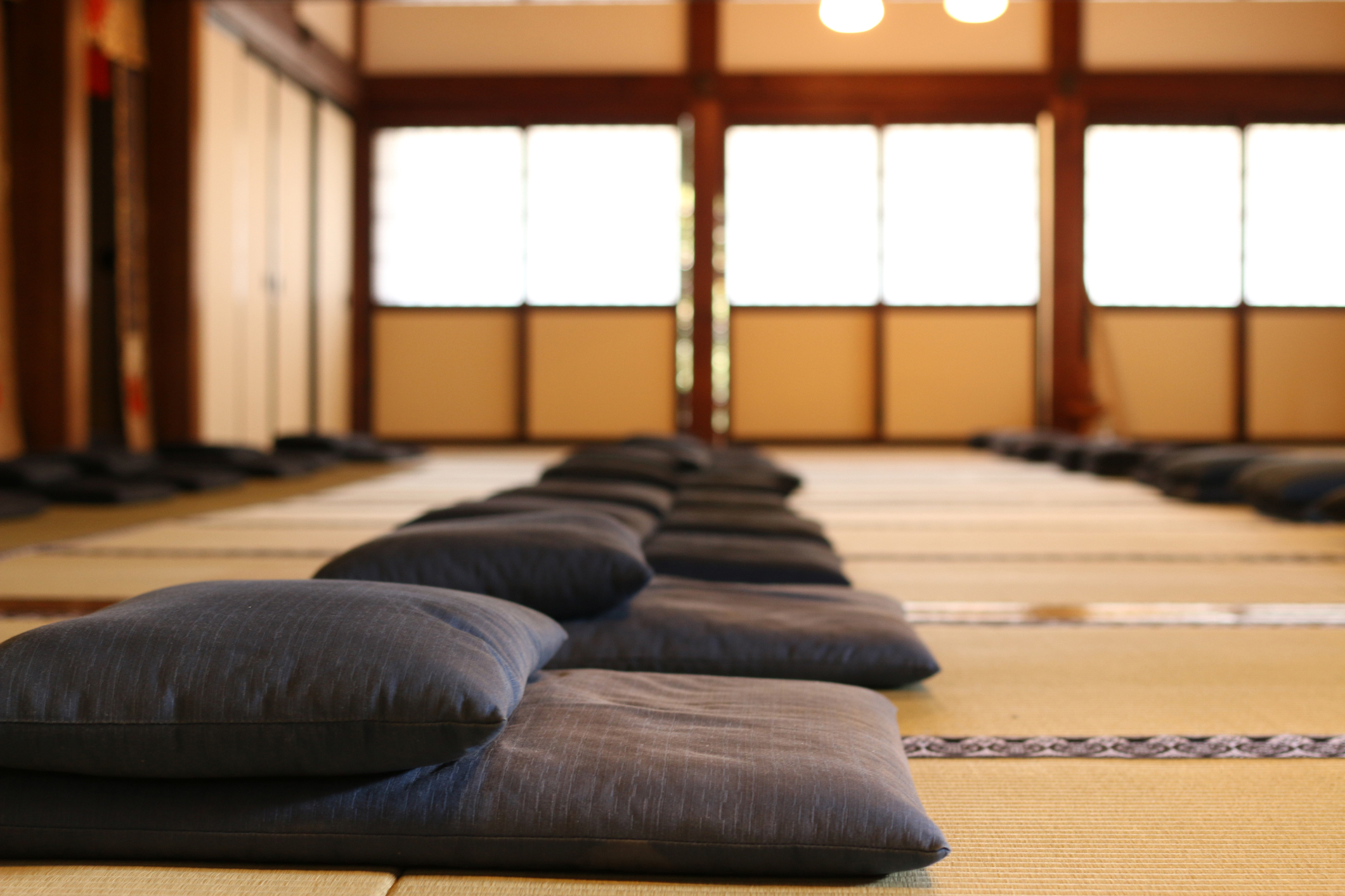 Les ateliers des retraites : yoga restauratif, relaxation, bain sonore...