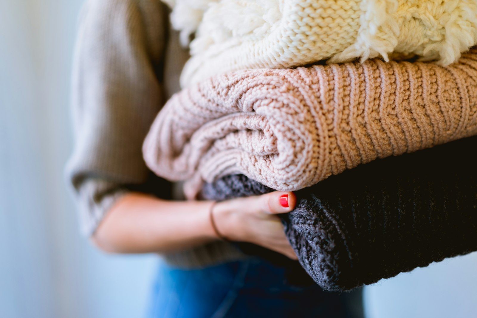 Femmes solidaires se tenant par l’épaule